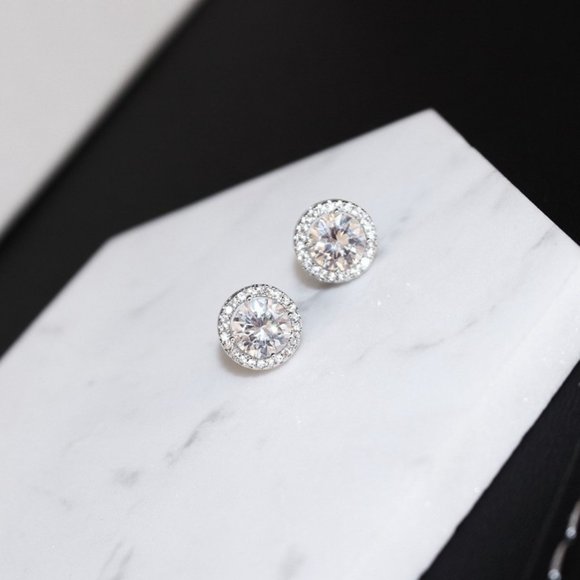 *NEW Brilliant Cut 18K Diamond Halo Stud Earrings - Picture 10 of 11